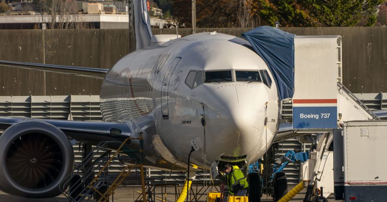 Boeing 737 Max steht am Flughafen