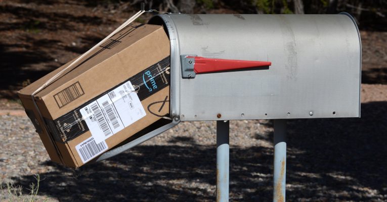 Amazon-Paket das in einem Briefkasten steckt