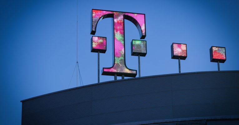 Logo der Deutschen Telekom auf einem Gebäude