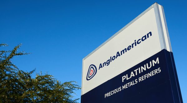 Logo von Anglo American auf einer Säule