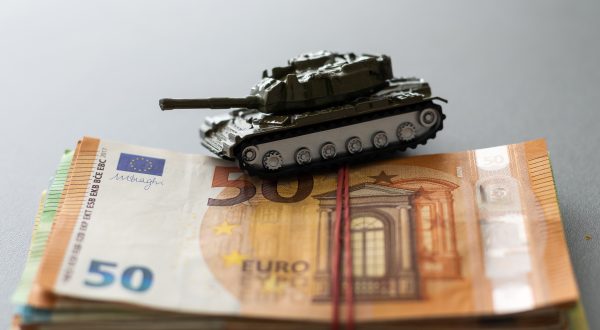 50-Euro-Geldscheine auf denen ein kleiner Panzer steht