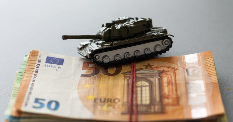 50-Euro-Geldscheine auf denen ein kleiner Panzer steht