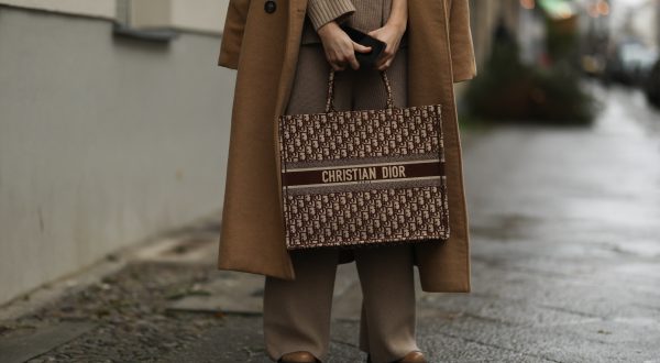 Frau hält Dior-Tasche