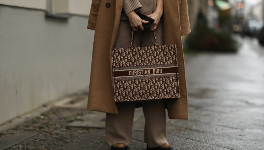 Frau hält Dior-Tasche