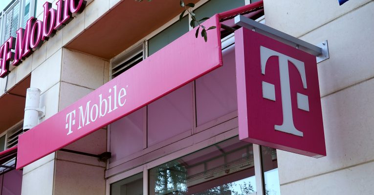 Logo von T-Mobile über dem Eingang zu einem Geschäft