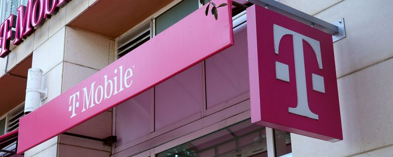 Logo von T-Mobile über dem Eingang zu einem Geschäft