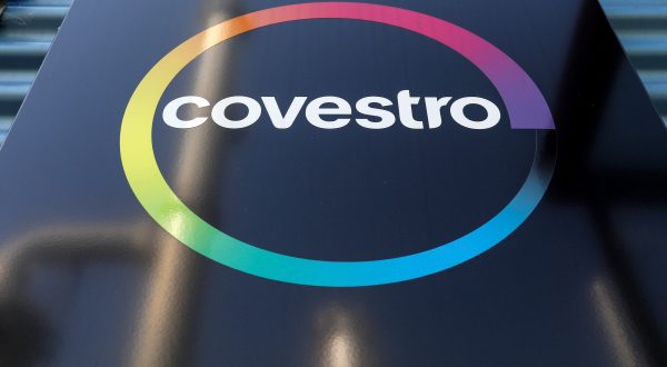 Logo von covestro in einem bunten Regenbogenkreis
