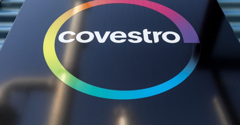 Logo von covestro in einem bunten Regenbogenkreis