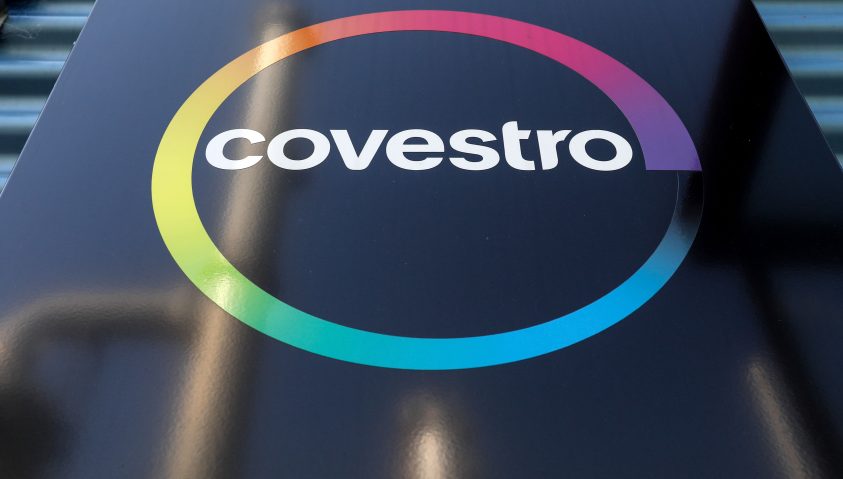 Logo von covestro in einem bunten Regenbogenkreis