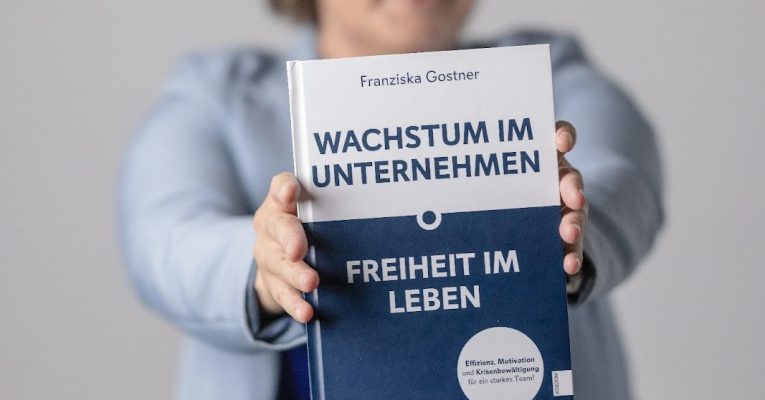 Franziska Gostner hält Buch in der Hand