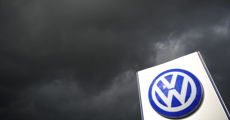 Logo von VW vor einem schwarzen Himmel